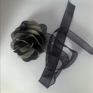 Black/White/Gold hair clip for any age!